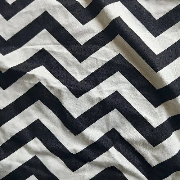 Nursing/Breastfeeding Baby Cover, Black Zigzags - Picture 2 of 3